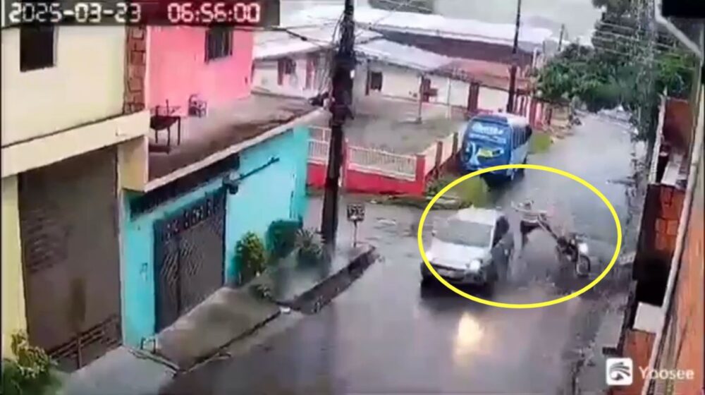 Piloto e passageiro de moto são arremessados após colisão com carro em cruzamento no Novo Aleixo