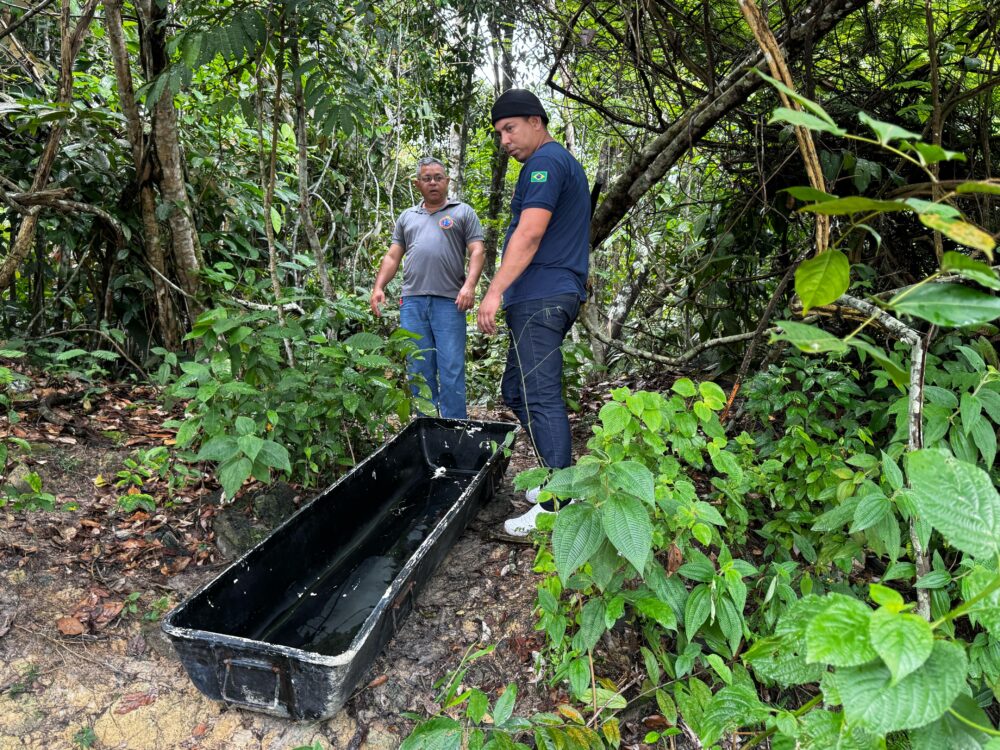 O corpo estava dentro de uma área de mata
