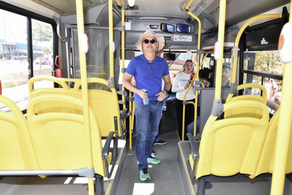 Prefeito David Almeida vai entregar 20 novos ônibus para reforçar o transporte público na zona Leste