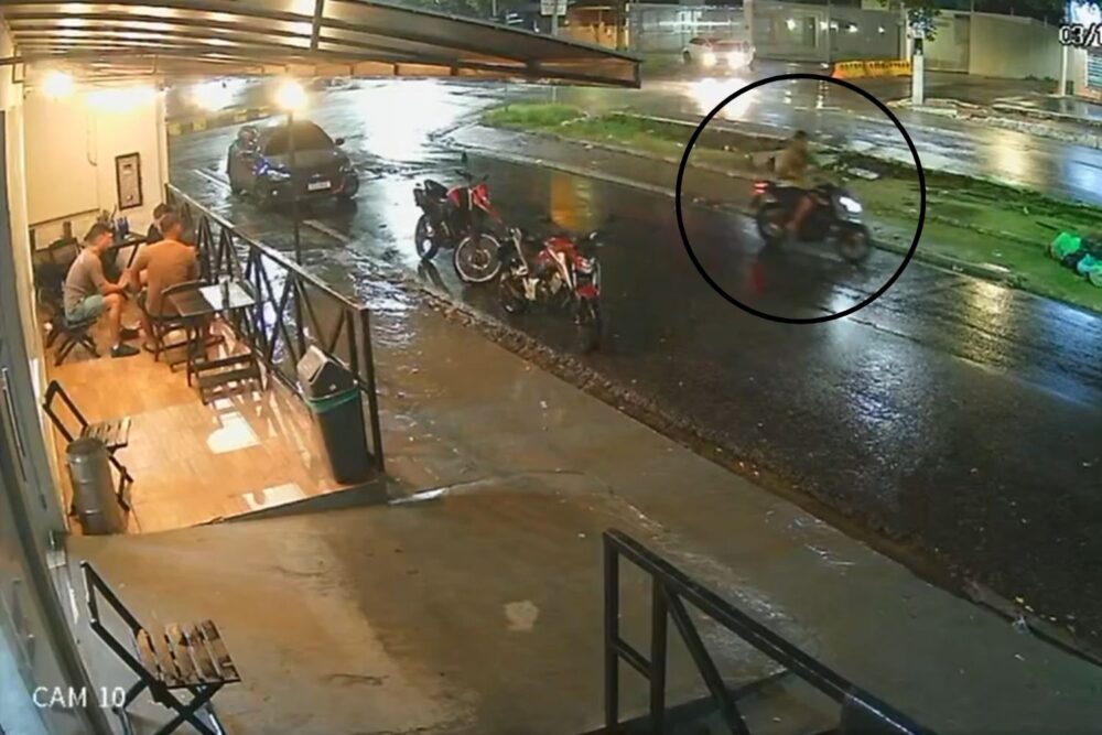 Veja o momento em que jovem é assassinado em frente a tabacaria no Dom Pedro