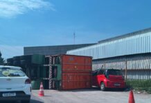 Container tomba durante manobra e quase atinge carro na bola da Gilete, no Distrito Industrial