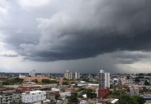 Chuva intensa marca a madrugada e Defesa Civil emite alerta para áreas de risco em Manaus