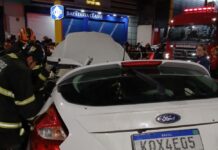 Dois homens perdem a vida após carro capotar e bater em árvore na Avenida Autaz Mirim