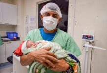 Primeiro bebê do Natal de 2025 nasce à 0h01 no Instituto Dona Lindu, em Manaus