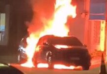 Vídeo: incêndio atinge dois veículos após cabo elétrico cair na Avenida Duque de Caxias, no bairro Praça 14