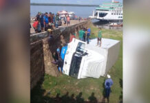 VÍDEO: caminhão baú tomba em porto no Centro de Maués no Amazonas