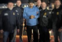 Veja primeiras imagens de Nicolás Maduro chegando a Nova York após captura em operação dos EUA