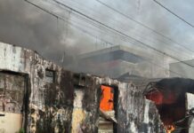 VÍDEO: Incêndio de grandes proporções destrói fábrica de peças para sofá no bairro São Francisco