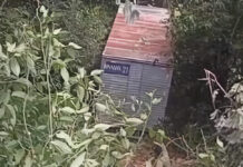 VÍDEO: Caminhão-baú perde controle, sai da pista e cai em ribanceira próximo ao Musa em Manaus