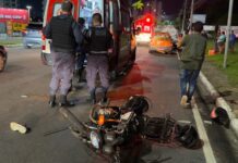 Motociclista morre após colisão com picape que fez retorno proibido na avenida Coronel Teixeira