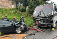 VÍDEO: Motorista morre após colisão frontal com micro-ônibus na comunidade Mundo Novo