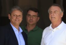 Tarcísio de Freitas visita Bolsonaro e deve fortalecer apoio a Flávio nas eleições 2026