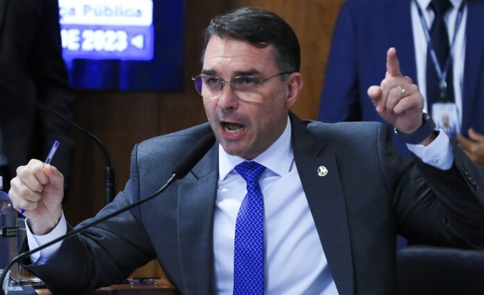Brasília (DF) 19/11/2024 Senador, Flávio Bolsonaro, na comissão de segurança do Senado. Senador falou que pensar em Matar não é crime" Foto Lula Marques/ Agência Brasil