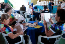 Prefeitura de Manaus realiza ‘Café Literário’ e entrega kits de livros para incentivar leitura entre idosos