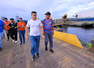 David Almeida lidera operação que retira 350 toneladas de lixo do rio Negro e consolida política ambiental com 14 ecobarreiras em Manaus
