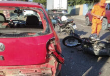 VÍDEO: Motociclista por aplicativo fica ferido após colisão entre moto e carro na avenida Cosme Ferreira, em Manaus