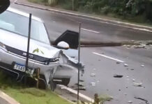 VÍDEO: Carro elétrico colide com poste e deixa trânsito comprometido na Avenida do Turismo, no bairro Tarumã