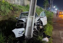Motorista perde controle de carro, atinge poste após possível cochilo ao volante