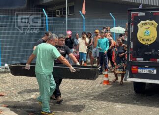 Idoso morre após carro invadir contramão e atingir parada de ônibus na avenida Cosme Ferreira, em Manaus