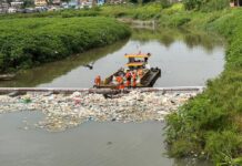 Nova ecobarreira da Prefeitura de Manaus impede 40 toneladas de lixo no rio Negro uma semana depois de instalada