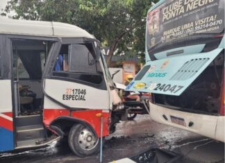 Colisão entre ônibus e micro-ônibus provoca lentidão no trânsito e deixa passageiros feridos no bairro Nova Cidade