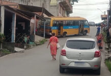 VÍDEO: Micro-ônibus “Amarelinho” perde freio desce de ré e atinge carro na avenida Alfredo Nascimento