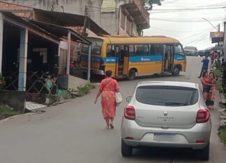 VÍDEO: Micro-ônibus “Amarelinho” perde freio desce de ré e atinge carro na avenida Alfredo Nascimento