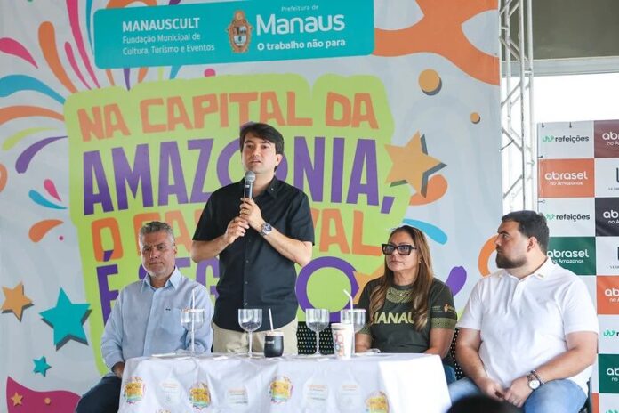 Carnaval de Manaus 2026: Prefeitura e Abrasel distribuem 35 mil protetores de copo para garantir segurança dos foliões