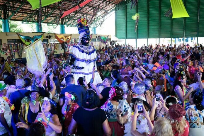 CarnaIdoso 2026 da Prefeitura de Manaus atrai mais de 2,5 mil foliões com foco em respeito e alegria