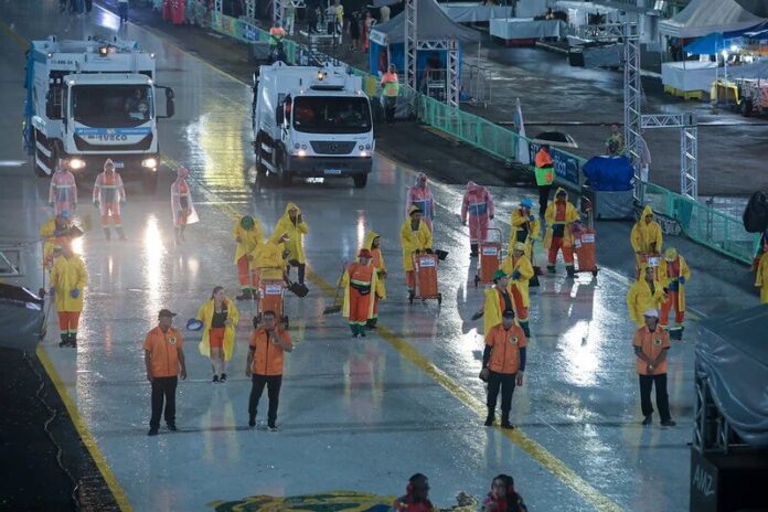 Carnaval de Manaus: mais de 35 toneladas de lixo recolhidas no sambódromo