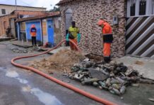 Prefeitura de Manaus retira toneladas de lixo da drenagem em Tancredo Neves e previne alagamentos