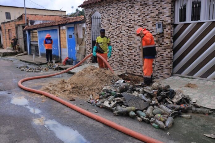 Prefeitura de Manaus retira toneladas de lixo da drenagem em Tancredo Neves e previne alagamentos