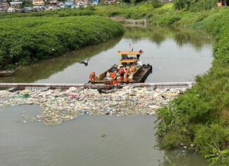 Nova ecobarreira em Manaus retém 40 toneladas de lixo no rio Negro em uma semana