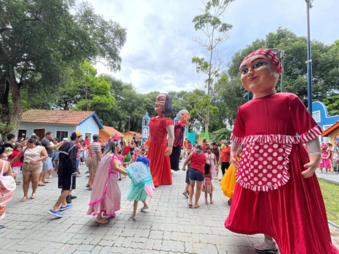 Primeiro bailinho de Carnaval no parque Cidade da Criança atrai quase 800 pessoas em Manaus