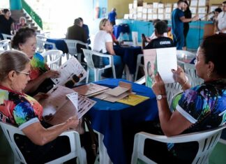 Prefeitura de Manaus promove Café Literário e entrega livros para idosos