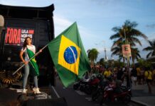 Acorda Amazonas reúne apoiadores na Ponta Negra e marca mobilização liderada por Débora Menezes