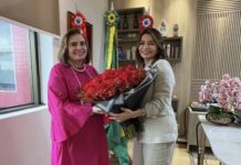 Presidente do Fundo Manaus Solidária, Vivi Lira, homenageia Yara Lins, presidente do TCE, com troféu “Mulheres que Inspiram”