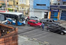 Ônibus colide contra carros e congestiona trecho da Avenida Sete de Setembro no Centro de Manaus