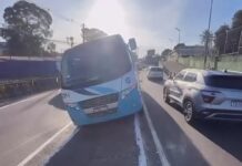 VÍDEO: acidente fatal interdita trânsito e deixa ônibus preso no canteiro central na avenida Djalma Batista