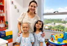 Menina de 6 anos enfrenta tumor raro sem abrir mão da infância